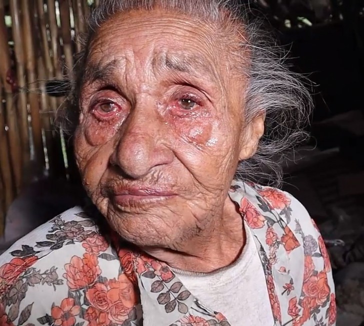 възрастна жена сълзи