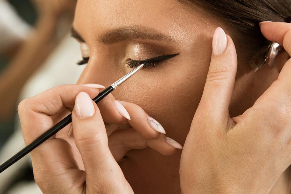 нанасяне очна линия