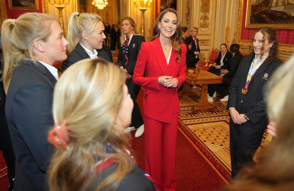 Кейт червено сако