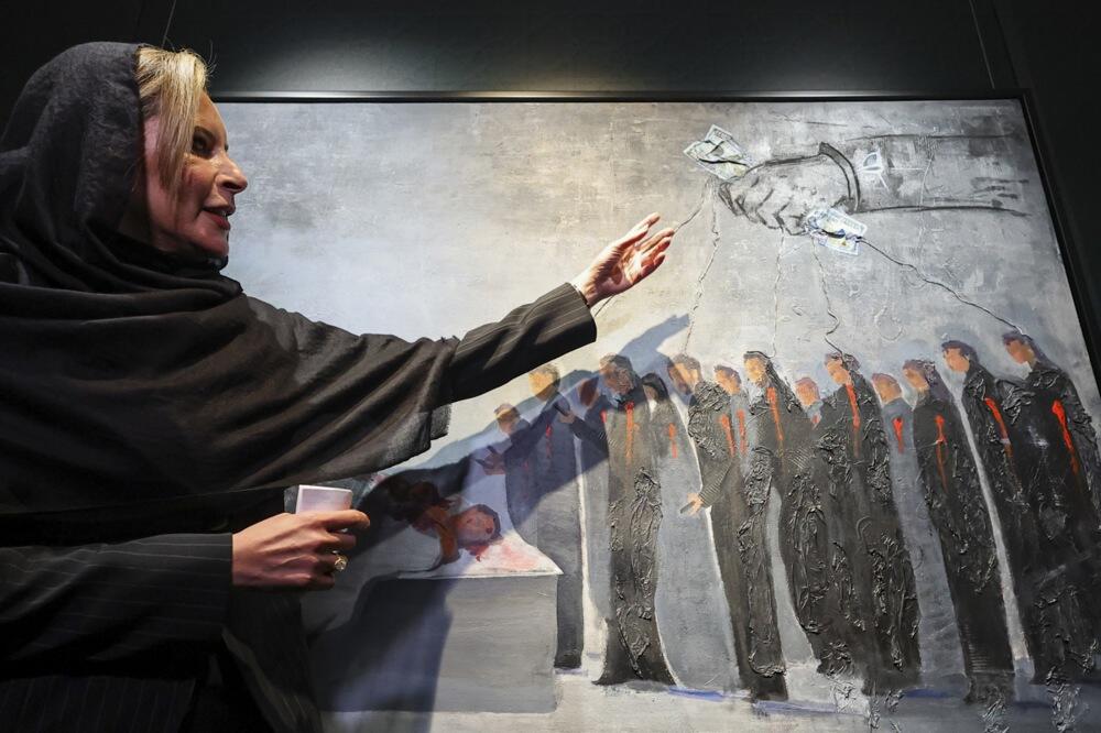 Айша Кадафи изложба