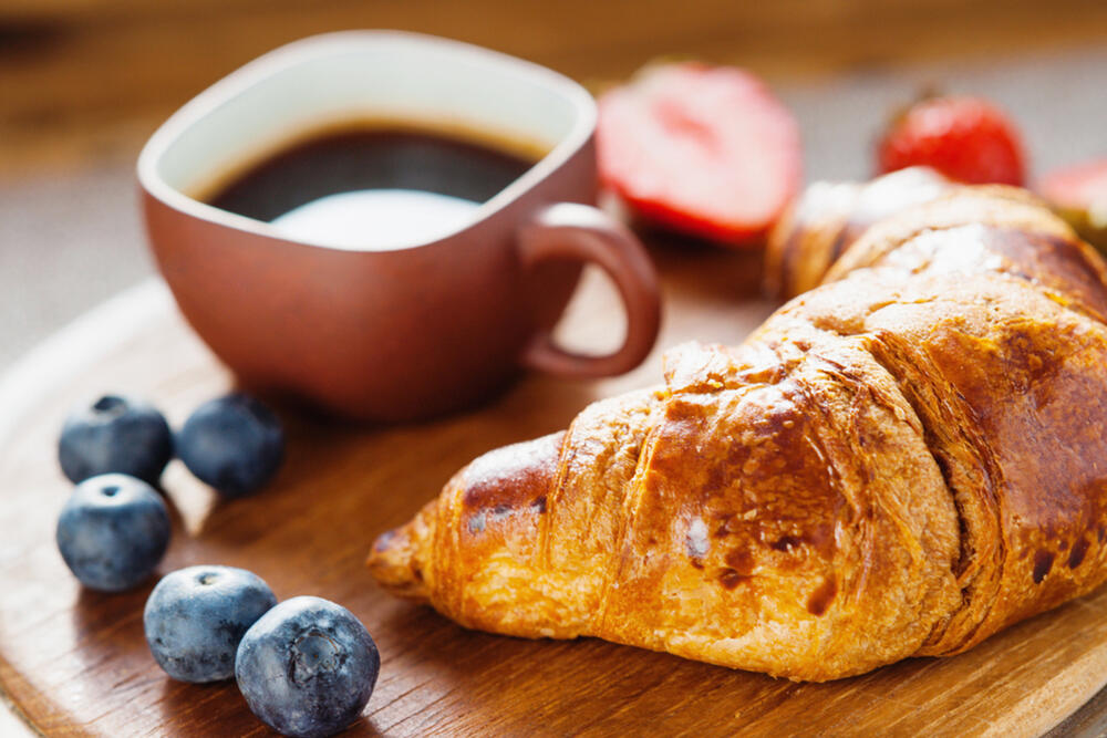 кафе с кроасан