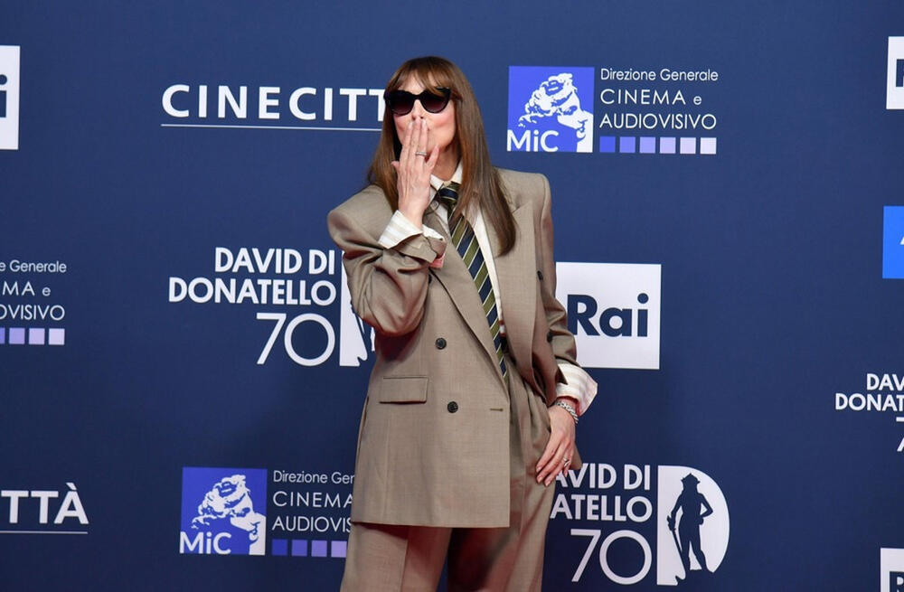 Моника Белучи маска