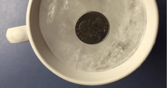 чаша с вода и монета