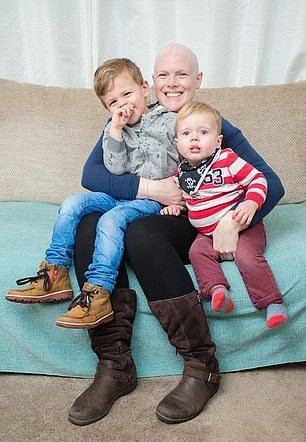 Хайди Лоулин, с децата си Ной, пет години и Тайт на четири, разказва, че е била цел на онлайн злоупотреба от трол в блога й за рака на гърдата