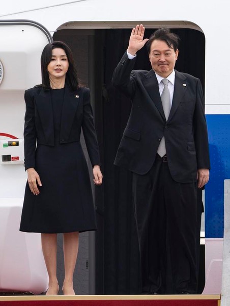 Юн Сук-Йол и съпругата му