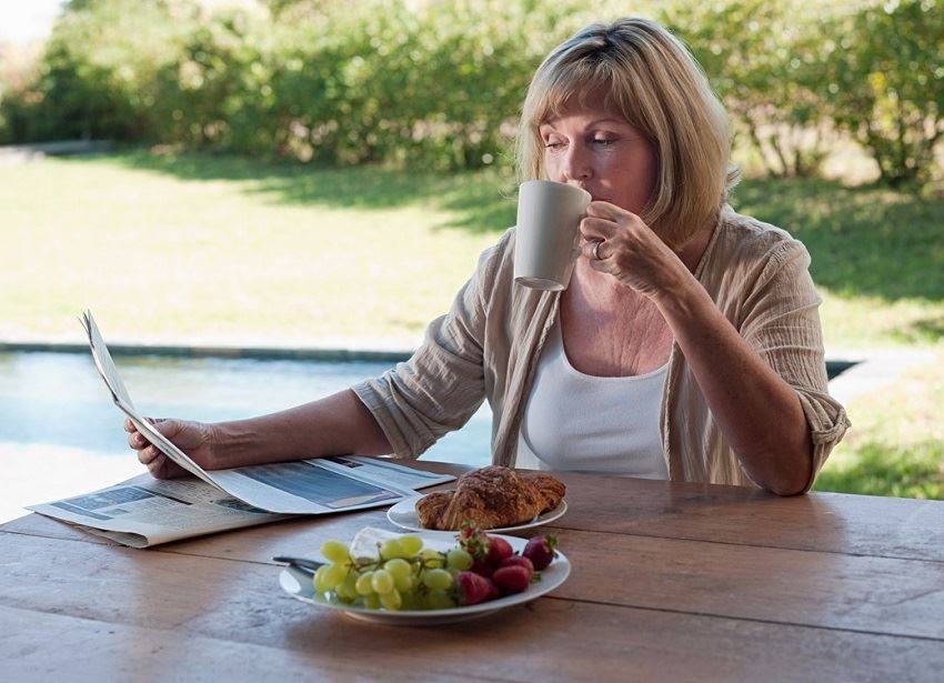 жена с вестник