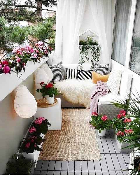 уютен балкон в бяло