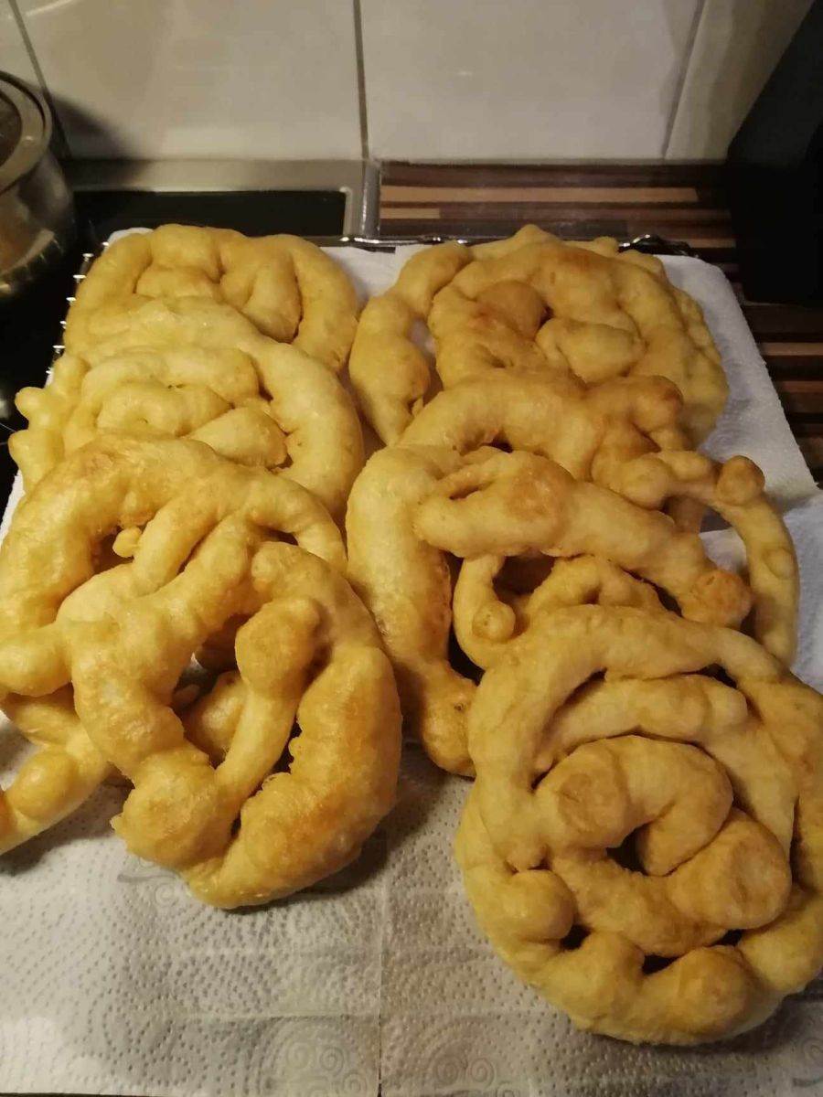 къдрави мекици на хартия