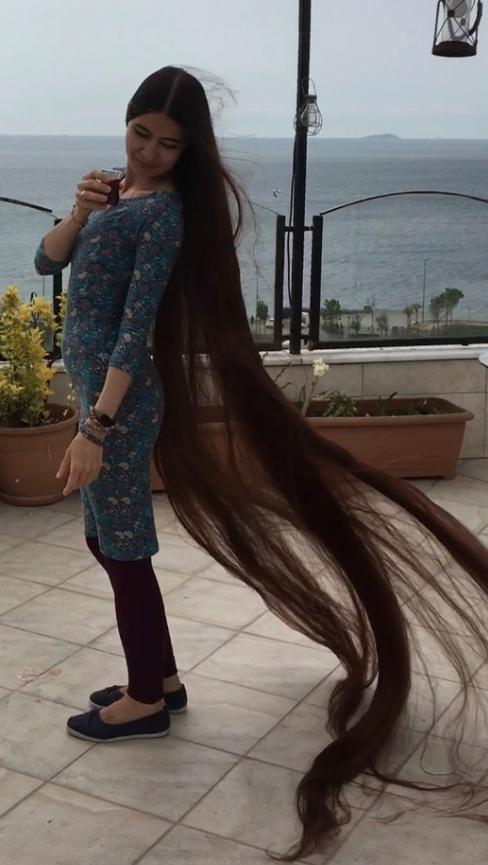 жена дълга коса