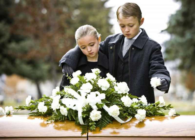 деца на погребение
