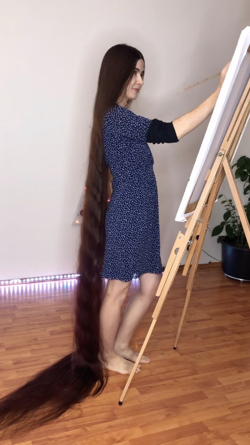 художничка дълга коса