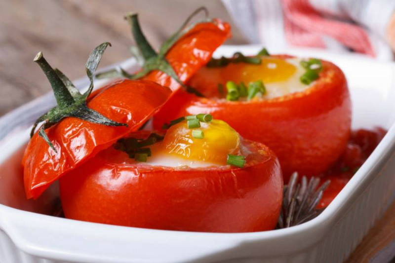 Бъркани яйца в домати