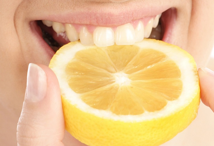 избелване на зъби с лимон