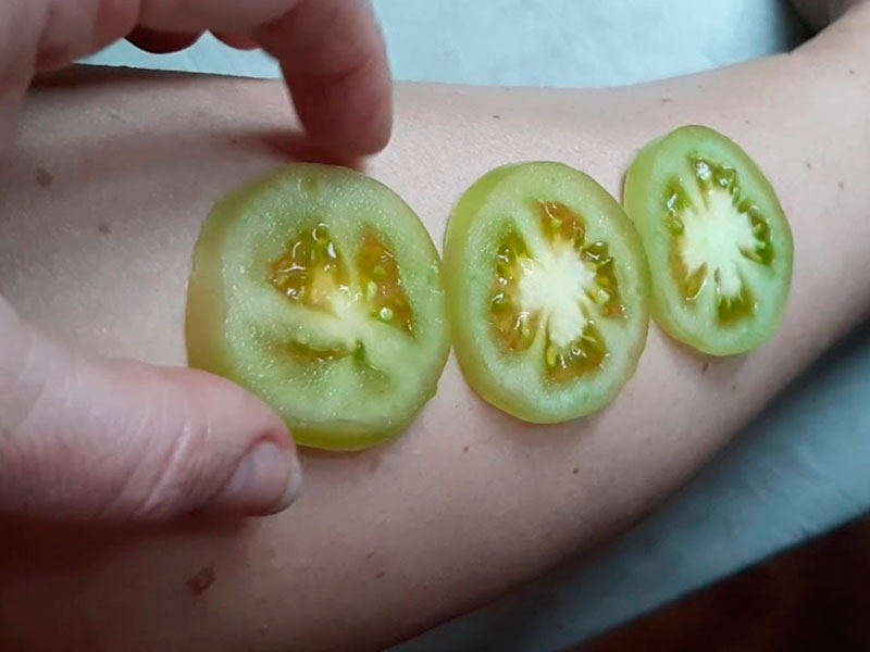 зелен домат на кожата