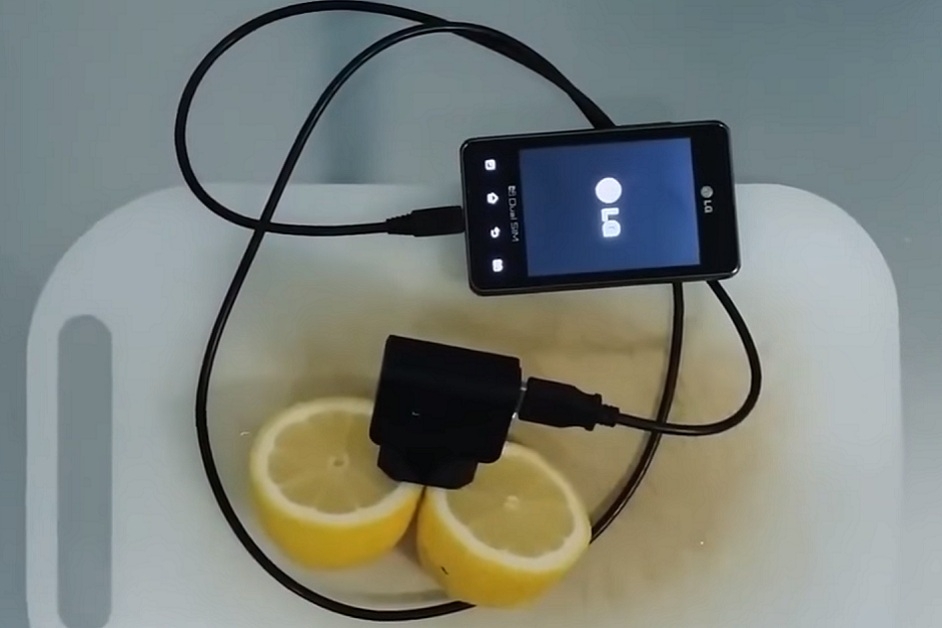 зареждане на телефон с лимон