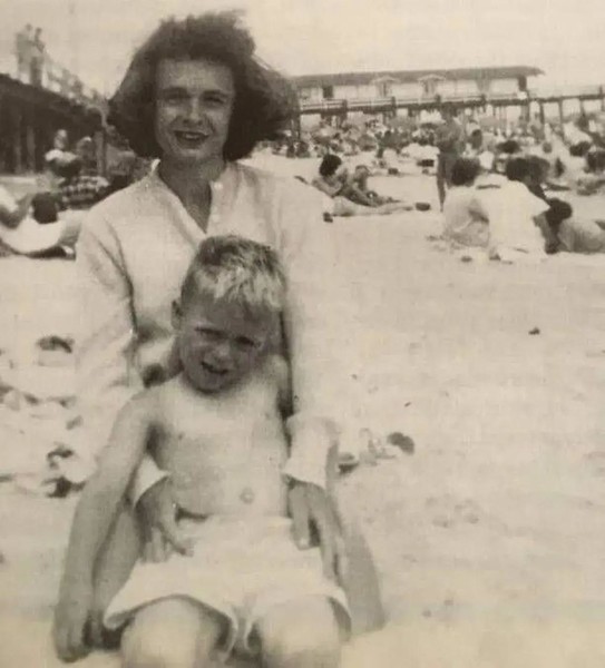 Тед Бънди с майка си