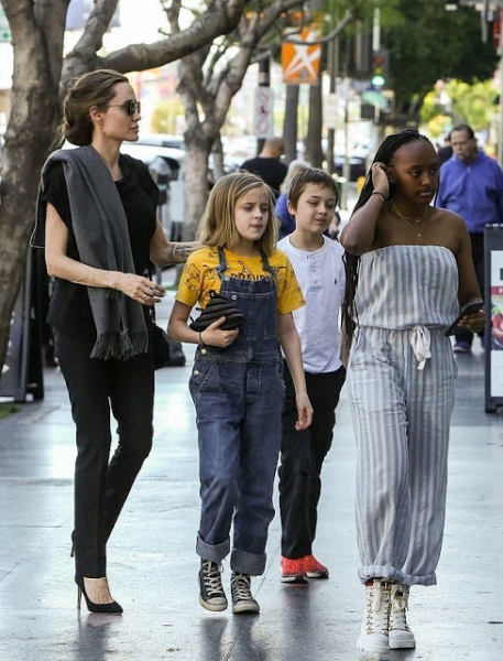 Анджелина Джоли с децата си