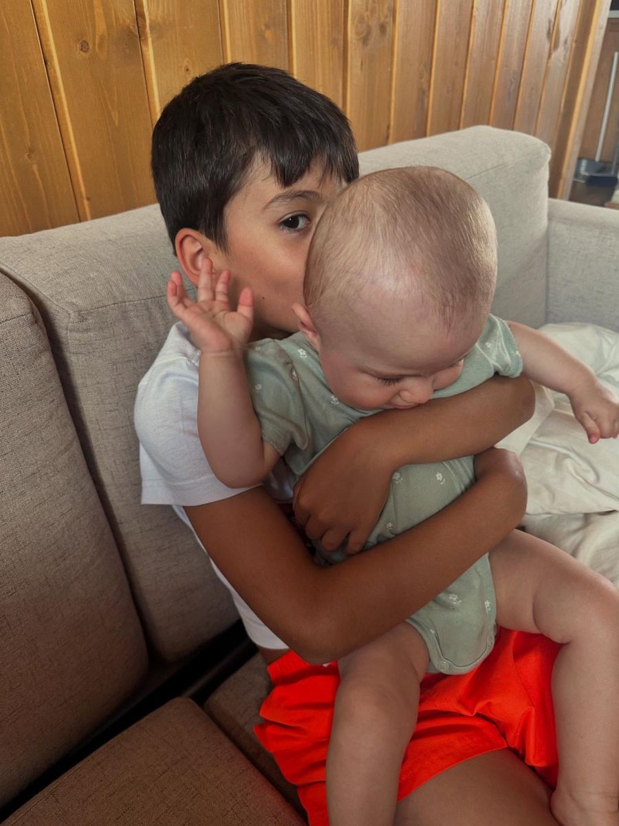 Дара с батко си