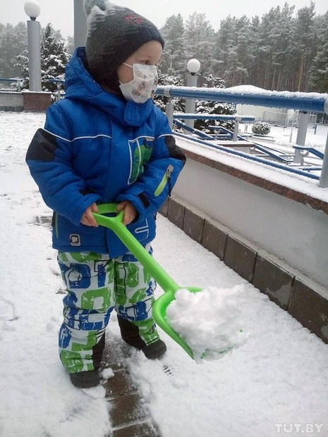 момченце в снега
