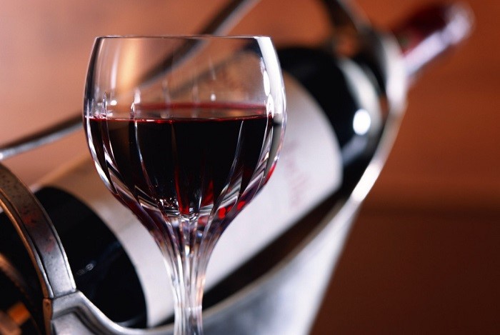 чаша червено вино Фото