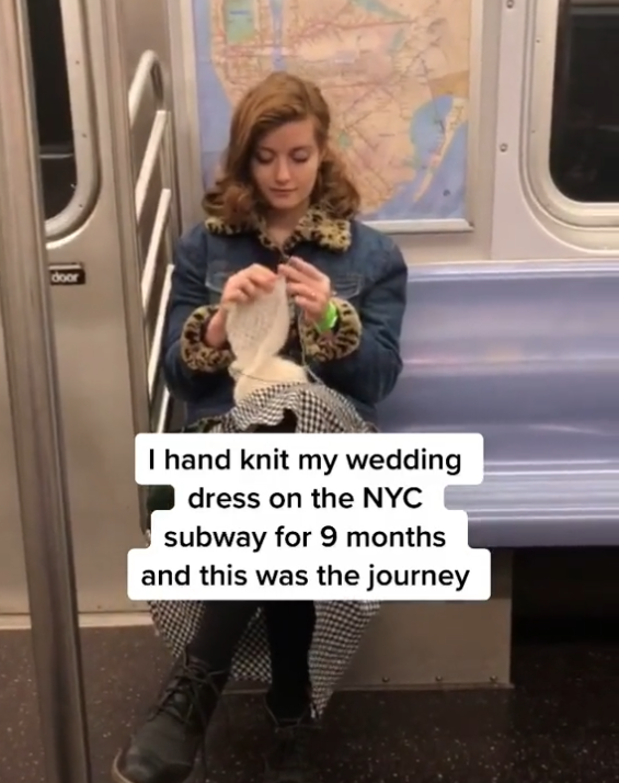 момиче плете в метрото