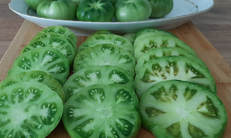 нарязани зелени домати