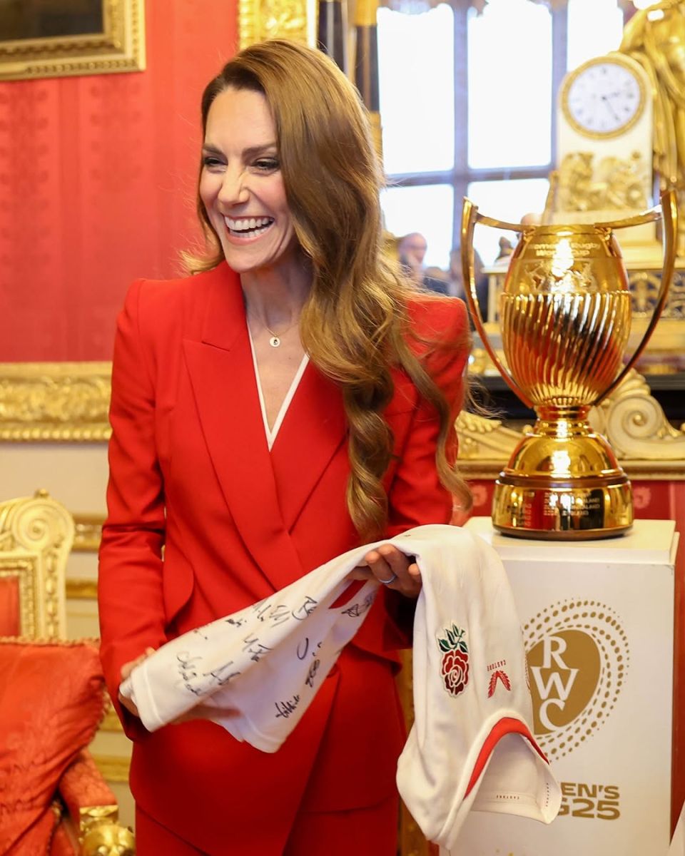 Мидълтън червено сако