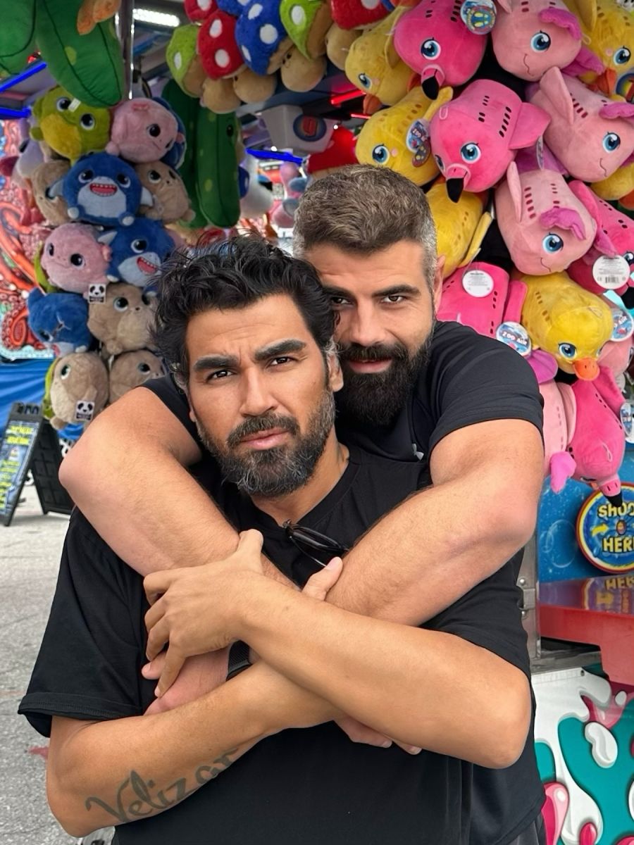 Азис със съпруга си