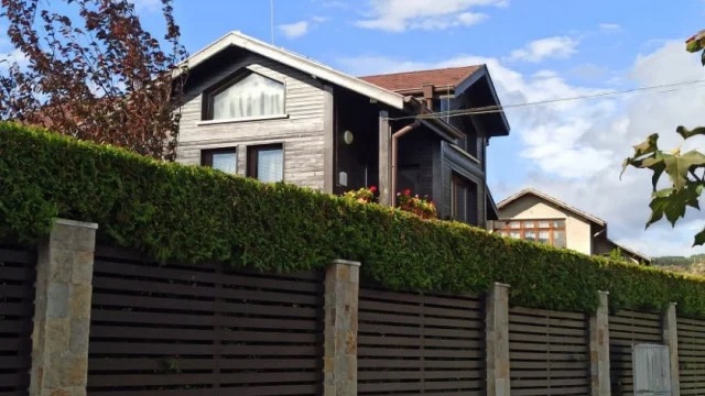  къща с ограда 