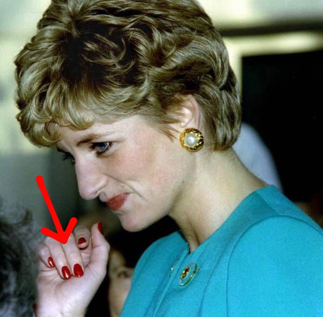 ДАяна червен маникюр