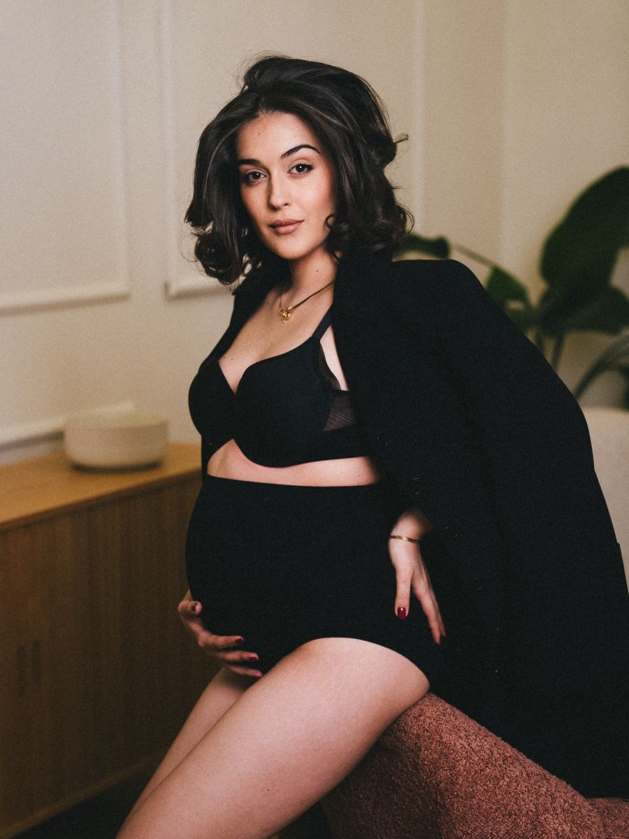 Мари бременна