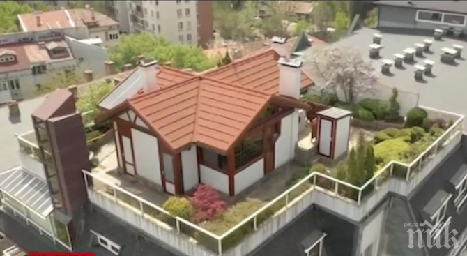 къща с двор на покрив