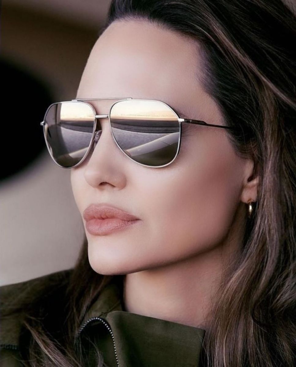 Джоли с очила