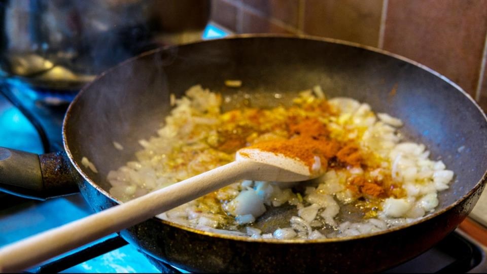 задушен лук