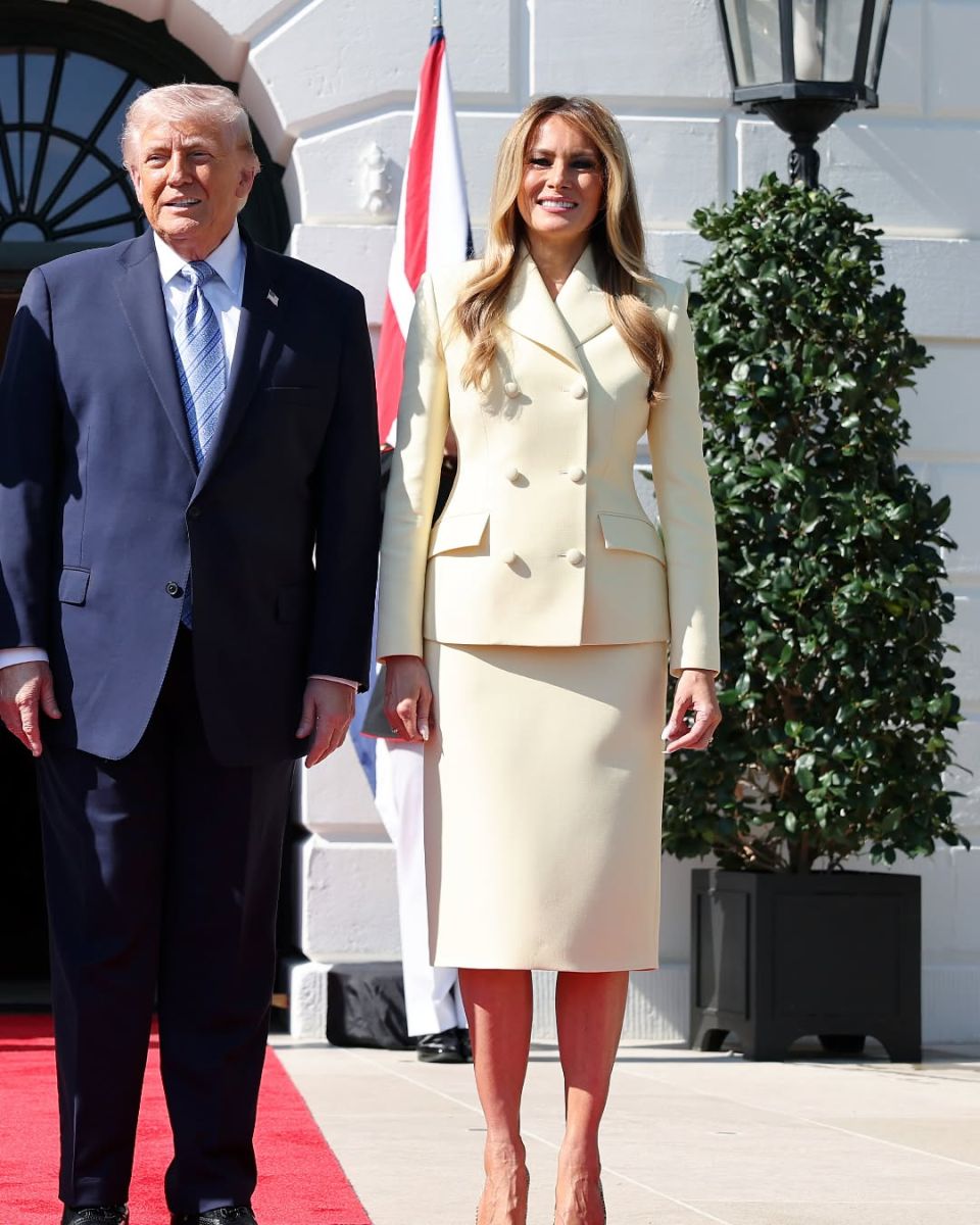 Мелания жълт костюм