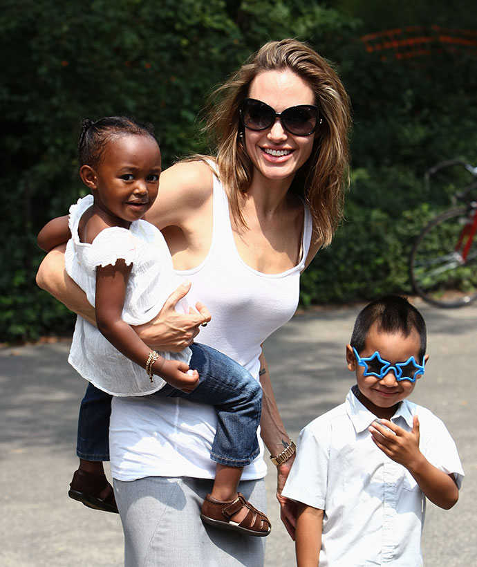 Джоли с децата си