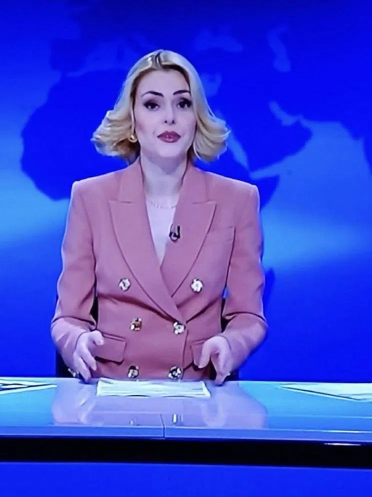 Поли Гергушева прическа