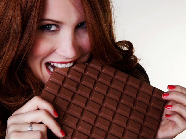 жена яде шоколад