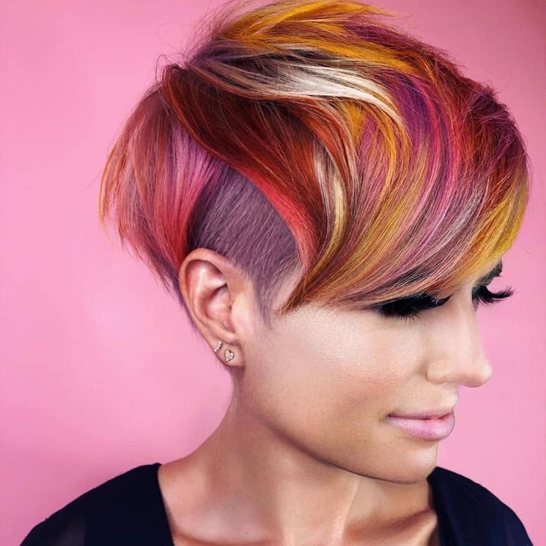 коса с разноцветни кичури