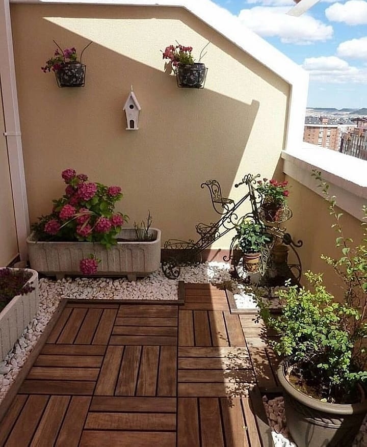 балкон с цветя