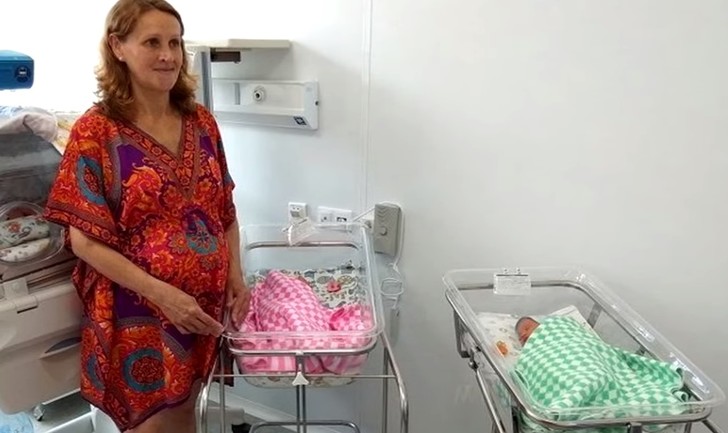  жена с тризнаци 