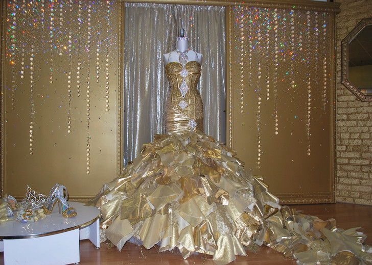 златна сватбена рокля