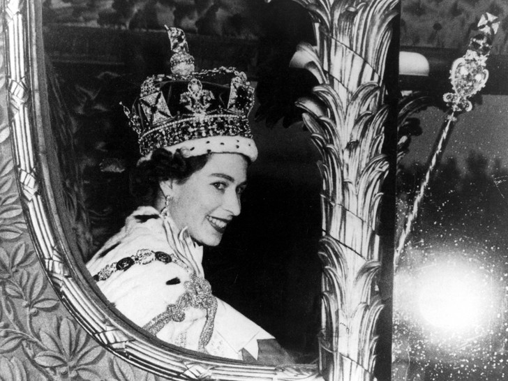 Елизабет Втора корона
