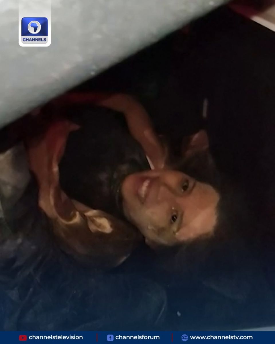 жена под развалините