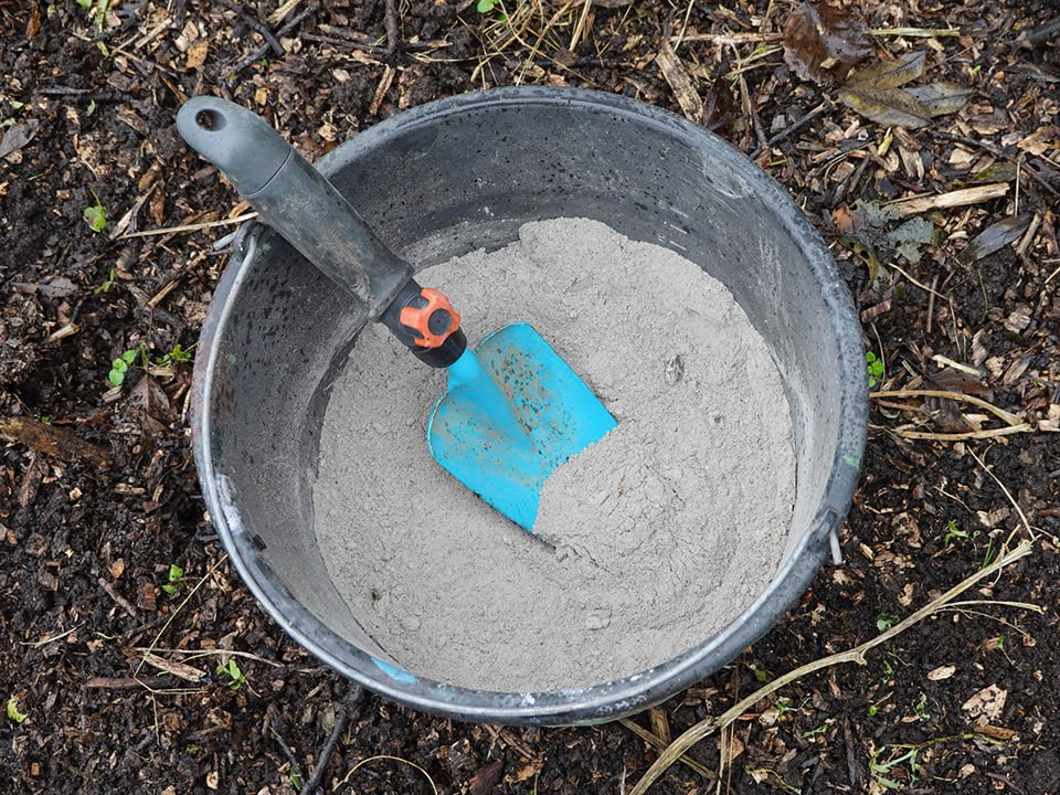 дървесна пепел в кофа