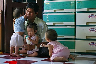 виетнамец с децата си