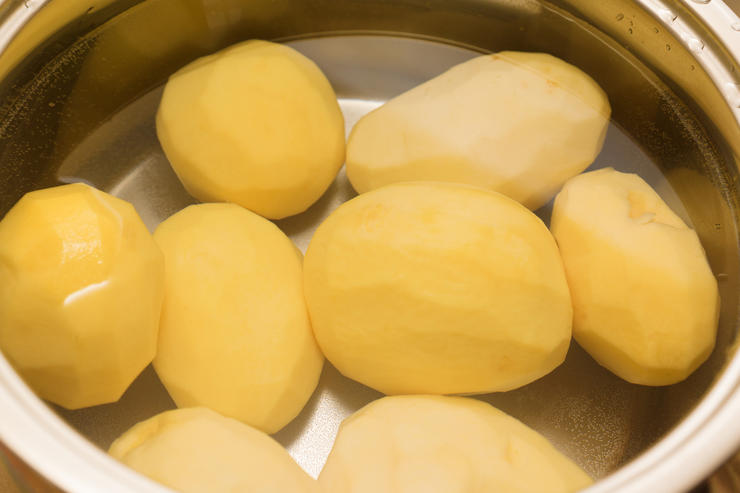 обелени картофи във вода