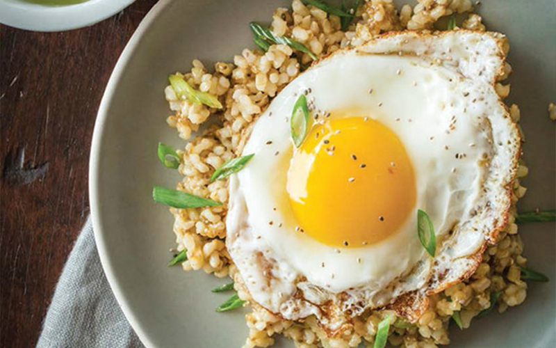 Бъркани яйца с ориз и чиа са страхотна идея за обяд в азиатски стил. 