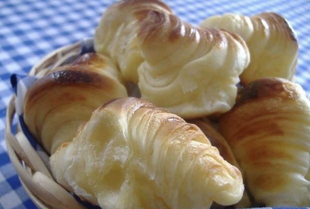 кифлички заквасена сметана