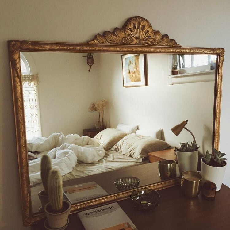 легло пред огледалото